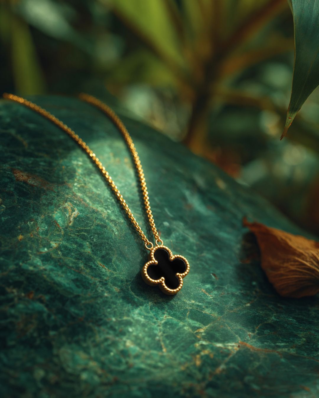 Collar trébol sobre piedra verde, producto editorial Coralia